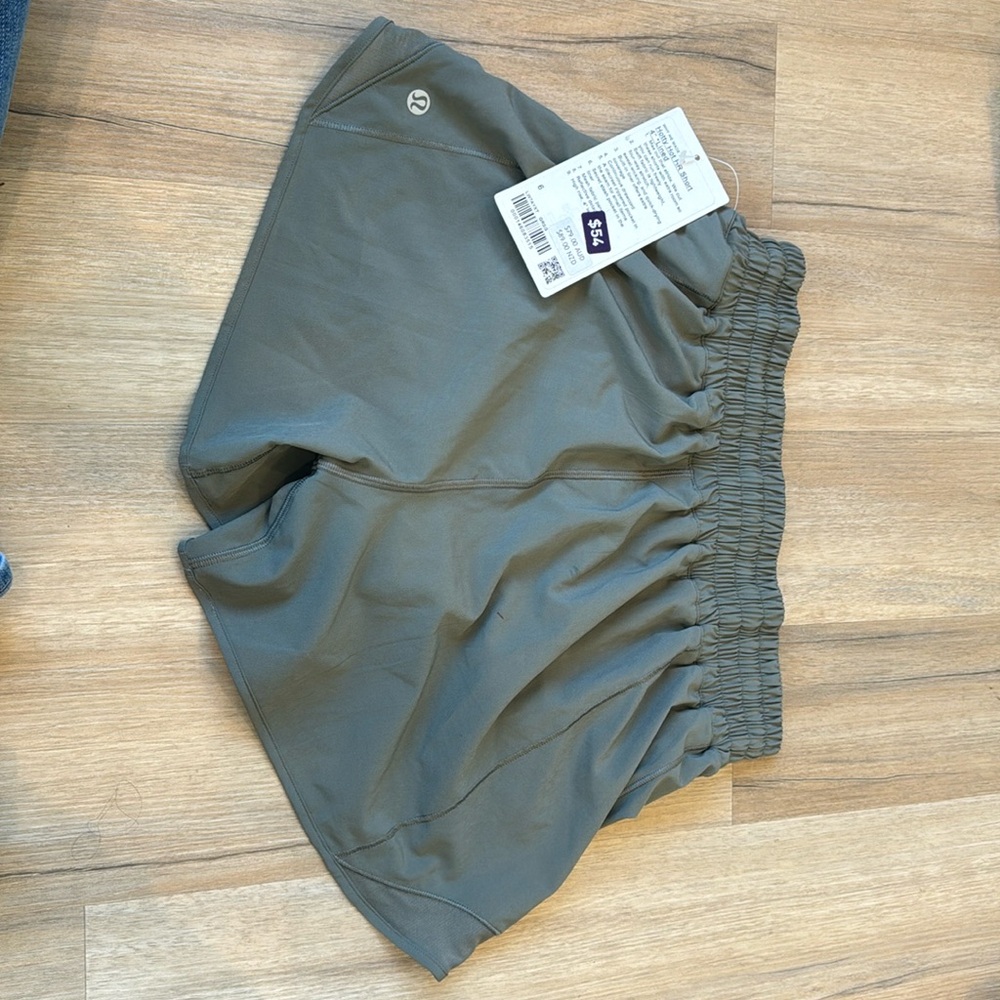 Lululemon NWT Hotty Hot HR Short 4” Lines size 6